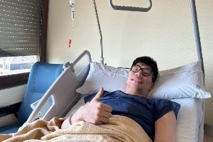 早日回归！余嘉豪社媒晒康复照：修理中… 不要走开 马上回来！配图